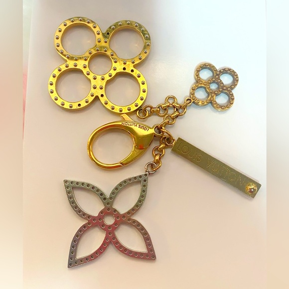LOW STARTπ₯π₯π₯π₯Louis Vuitton Bijoux Sac Tapage
Gold Tone Key Ring Bag Charm - Picture 7 of 11